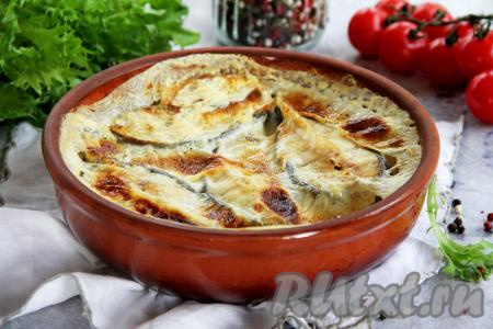 Готовое блюдо достать из духовки. Нежные, очень вкусные, сочные кусочки зубатки к столу подать в горячем виде с гарниром, поливая сливочным соусом, в котором запекалась рыба.