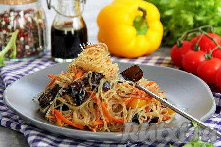 Фунчозу с грибами муэр разложить по тарелкам и подать вкусное, пикантное, аппетитное блюдо в горячем виде к столу.