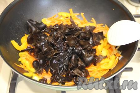 Сразу же выложить в сковороду нарезанные грибы муэр.