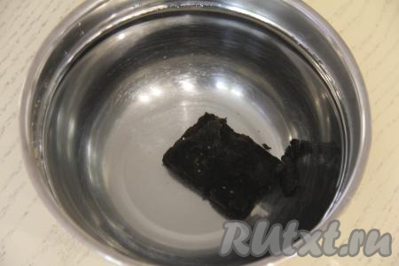 Покупные грибы муэр освободить от плёнки и залить 1 литром тёплой воды, оставить на 1 час при комнатной температуре.