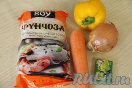 Подготовить продукты для приготовления фунчозы с грибами муэр. Лук и морковь почистить. Из болгарского перца удалить плодоножку и семена. Промыть перец, морковку и лук водой.