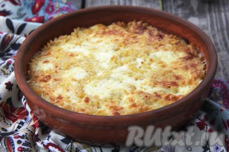 Поставить форму в духовку, разогретую до 180 градусов, готовить запеканку из макарон и творога минут 35-40.&nbsp;