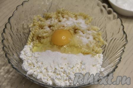 Сюда же всыпать сахар, вбить 1 сырое яйцо.