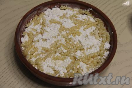 Выложить творожно-макаронную массу в форму и слегка утрамбовать.