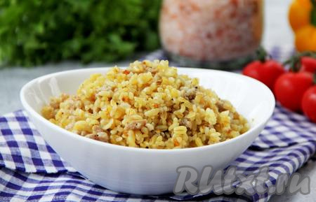 Рассыпчатый булгур вместе с сочным фаршем разложить из чаши мультиварки по тарелкам и подать в горячем виде к столу.