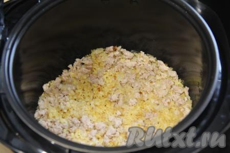 После звукового сигнала открыть крышку мультиварки, перемешать.