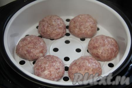 Из получившегося фарша сформировать круглые фрикадельки (я сформировала 6 штук), выложить их на поддон для пароварки. В чашу мультиварки влить 1,5 литра воды, выставить режим "На пару", крышку мультиварки закрыть. Как только прозвучит сигнал закипания воды, установить поддон с фрикадельками на чашу мультиварки. Выставить время 30 минут, крышку мультиварки закрыть.&nbsp;