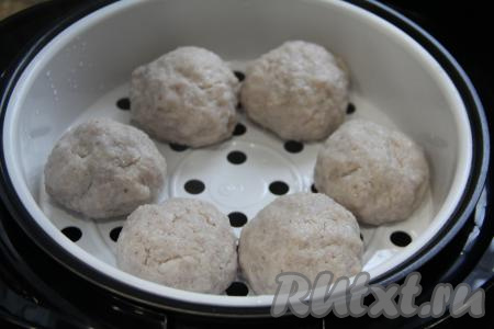 После звукового сигнала открыть крышку мультиварки.&nbsp;