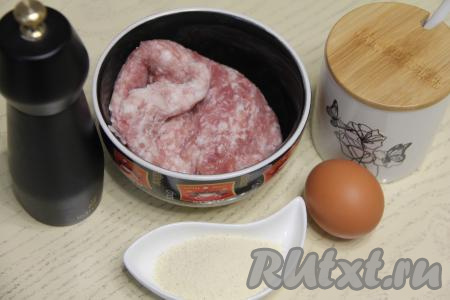 Подготовить продукты для приготовления фрикаделек на пару в мультиварке. Фрикадельки можно сформировать как из покупного фарша, так и из фарша, приготовленного в домашних условиях. Фарш для этого блюда подойдёт и из свинины, и из куриного мяса, и из индейки.