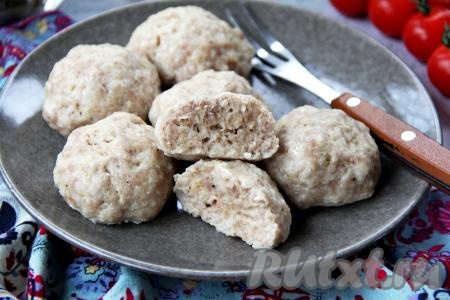 Нежные фрикадельки, приготовленные на пару в мультиварке, разложить по тарелкам и в горячем виде, дополнив гарниром, подать к столу.