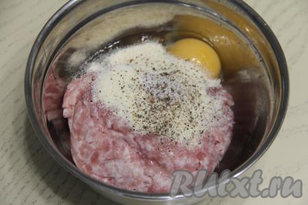 Всыпать манку, добавить соль и чёрный молотый перец.&nbsp;Вымесить фарш и оставить в миске на 15 минут, чтобы манка набухла.