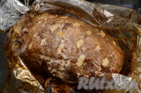 Достать противень с мясом из духовки, аккуратно разрезать рукав для запекания. Готовность свинины можно проверить зубочисткой, для этого проткните карбонат зубочисткой в нескольких местах, если из проколов вытекает прозрачный сок, значит мясо готово.