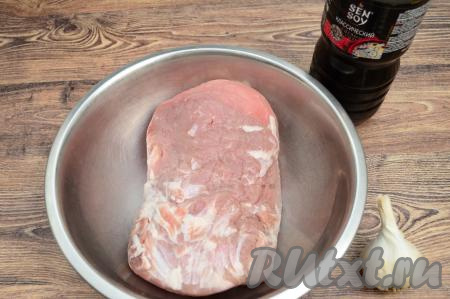 Подготовить продукты для приготовления свинины в соевом соусе в рукаве в духовке. Свиной карбонат промыть водой, затем обсушить бумажными полотенцами.