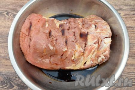 Выложить мякоть свинины в глубокую миску, полить мясо соевым соусом. Несколько раз перевернуть кусок мяса, чтобы он равномерно покрылся соевым соусом. Накрыть миску с мясом и убрать мариноваться минимум на 2 часа в холодильник (можно оставить на ночь). Соевый соус не весь впитается в мясо, часть будет внизу миски.