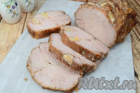 Готовый свининой карбонат, запечённый в соевом соусе, достать из духовки, аккуратно переложить из рукава на тарелку. Сочную, мягкую, вкусную, аппетитную свинину к столу можно подавать и горячей, и полностью остывшей.