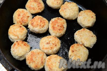 Затем перевернуть тефтели и обжарить их с другой стороны тоже до румяности (на это потребуется минуты 4).