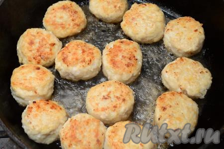 Влить в сковороду 3 столовых ложки воды, дождаться, когда вода закипит. Накрыть сковороду крышкой. Протушить тефтели на минимальном огне в течение 7-10 минут.