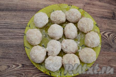 Тефтели, обваленные в муке, выкладывать на плоскую тарелку, слегка припылённую мукой.
