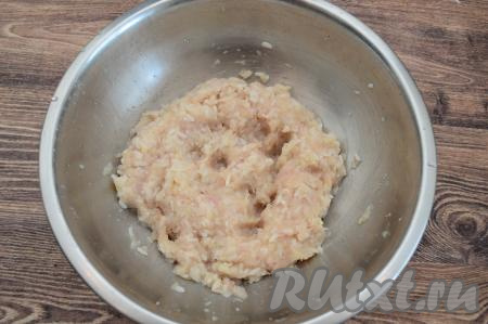 Посолить получившийся фарш по вкусу, приправить любимыми специями. Перемешать.