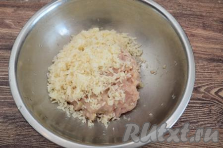 Соединить мясной фарш и остывший рис.