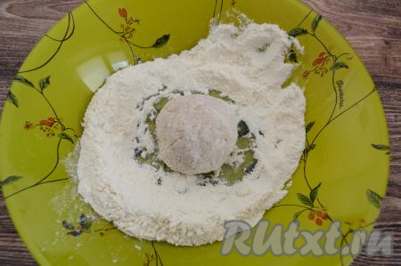 В глубокую тарелку насыпать муку. Руками, смоченными водой, сформировать из фарша круглые тефтели (я сформировала 14 тефтелей размером чуть больше грецкого ореха). Обвалять каждую тефтелю со всех сторон в муке.