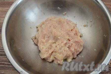 Пропустить мясо и лук через мясорубку (или пробить до однородности в измельчителе).