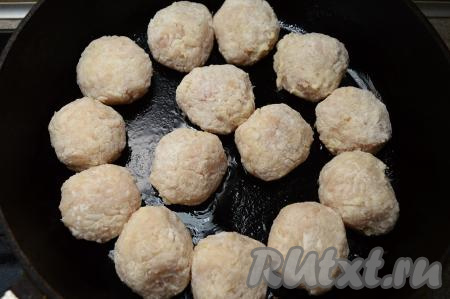 В сковороде хорошо разогреть растительное масло, выложить тефтели, жарить их на среднем огне до подрумянивания снизу (ориентировочно в течение 4 минут).