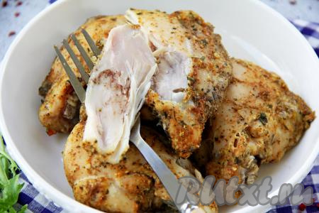 Очень нежные, вкусные, ароматные куриные бёдра переложить из чаши мультиварки на тарелку и в горячем виде подать к столу, дополнив любимым гарниром.