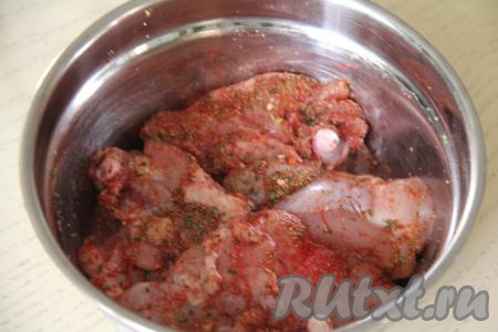 Тщательно втереть специи в мякоть курицы и оставить мариноваться часа на 2 (можно оставить и на ночь) в холодильнике.&nbsp;