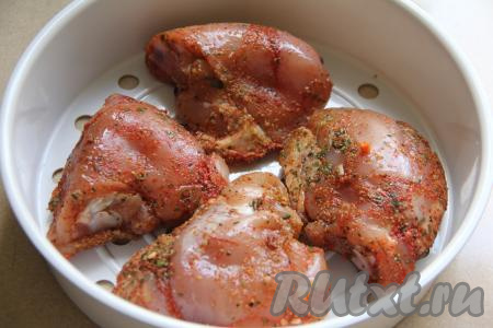 В чашу мультиварки влить 1,5 литра воды, выставить режим "На пару". Выложить куриные бёдра на поддон для пароварки. После звукового сигнала, сообщающего, что вода в мультиварке закипела, установить поддон с бёдрышками в мультиварку. Закрыть крышку и выставить на 1 час режим "На пару".