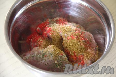 Бёдра выложить в миску, добавить соль и специи (в качестве специй я добавила 1 чайную ложку специй для курицы, 1/2 чайной ложки паприки, 1/4 чайной ложки сушёного чеснока).&nbsp;