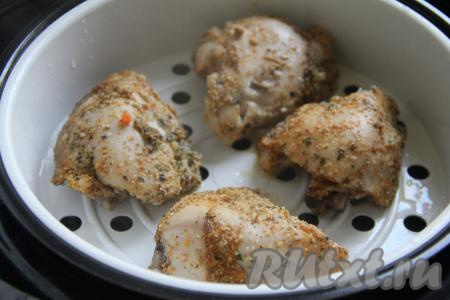 После звукового сигнала открыть крышку мультиварки, проверить готовность мяса, проколов куриное бедро ножом. Если выделяется прозрачный сок, без примесей крови, значит мясо полностью готово. Если же сок содержит примеси крови, тогда ещё в течение 10-15 минут готовьте мясо на пару.&nbsp; 