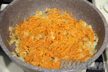 Обжарить овощи в течение 5-6 минут (до мягкости морковки), иногда помешивая.&nbsp;