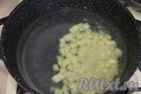 Разбухшие древесные грибы откинуть на дуршлаг, оставить на несколько минут, чтобы стекла вода, после этого нарезать их на средние кусочки. В кастрюлю влить 1,5 литра воды, поставить на огонь, довести до кипения. Картошку нарезать на средние кубики. Лук мелко нарезать, морковь натереть на мелкой тёрке. В кастрюлю с закипевшей водой выложить картошку, дать воде закипеть, варить на небольшом огне 10 минут.