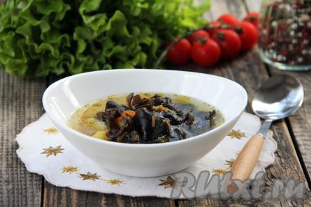 Вкусный, насыщенный суп, сваренный из грибов муэр, разлить по тарелкам и подать к столу в горячем виде.