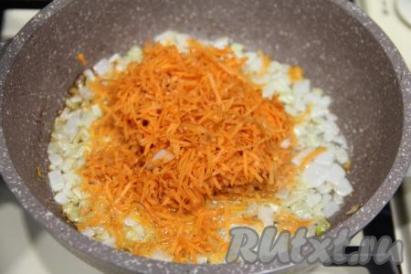 Пока вариться картошка, обжарим овощи. Для этого нужно растительное масло хорошо прогреть в сковороде, выложить нарезанный лук. На среднем огне, иногда помешивая, обжарить лук до золотистого цвета (ориентировочно в течение 3-4 минут), затем выложить натёртую морковку, перемешать.