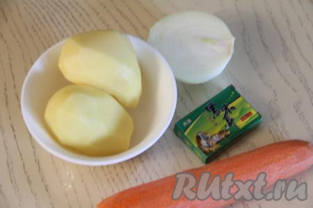 Подготовить продукты для приготовления супа из грибов муэр. Лук, морковь и картошку почистить. Картошку выложить в миску, залить полностью водой, чтобы она не потемнела.