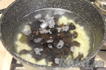 После того как картошка с момента закипания воды проварится 10 минут, добавить в кастрюлю нарезанные грибы муэр.