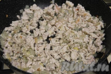 Обжарить куриный фарш с луком в течение 10-12 минут (до готовности), тщательно разбивая комочки мяса. В процессе обжаривания посолить, поперчить фарш по вкусу. Готовый фарш снять с огня, дать немного остыть и начинка для самсы из лаваша готова.