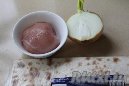 Подготовить продукты для приготовления самсы из лаваша с курицей на сковороде. Лук почистить. 