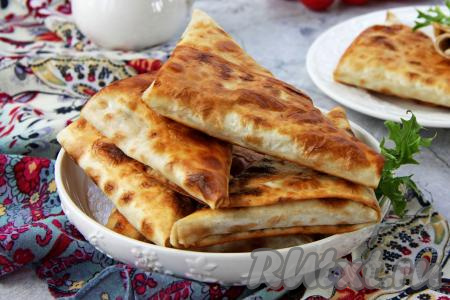 Готовую самсу из лаваша с курицей перекладывать со сковороды на тарелку, затем жарить следующую партию самсы. Подавать такую самсу лучше с пылу с жару.