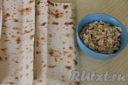 Лаваш нарезать на полоски размером 10 сантиметров на 30 сантиметров. У меня получились 8 полосок из лаваша.