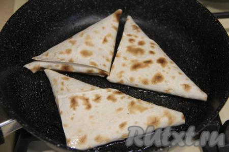 В сковороду влить растительное масло, хорошо его разогреть. Выложить самсу из лаваша в сковороду в один слой.