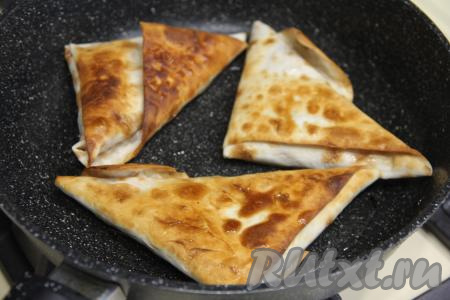 Жарить самсу с двух сторон до золотистого цвета (примерно по 3 минуты с каждой стороны) на среднем огне.&nbsp;