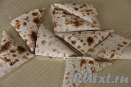 Таким образом сформировать все заготовки самсы из лаваша (у меня получились 8 заготовок).