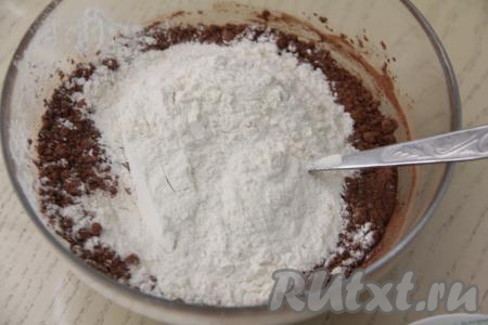 Всыпать половину муки.