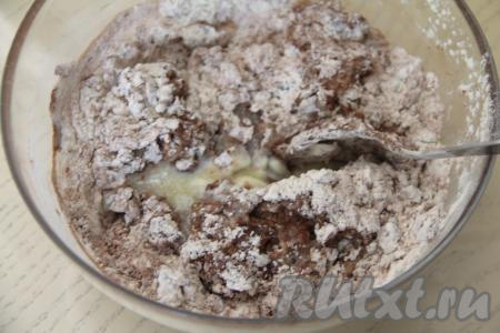 Перемешать тесто ложкой и влить растопленное сливочное масло.