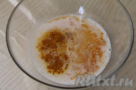 Выжать из апельсина сок. Нам потребуется 75 миллилитров сока (это 5 столовых ложек). Если сока не хватит, тогда долейте воды столько, чтобы получилось 75 миллилитров. Добавить апельсиновый сок и соль в миску, перемешать.