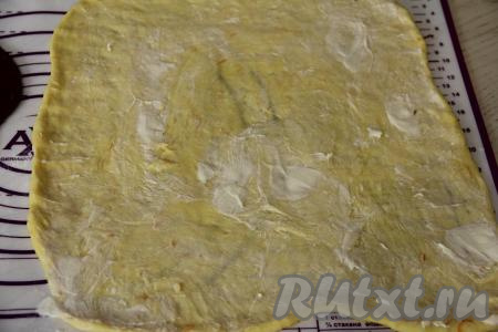 Смазать пласт апельсинового теста 25 граммами сливочного масла.