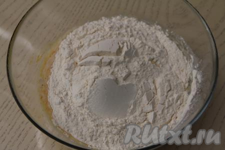 Всыпать в миску половину муки.